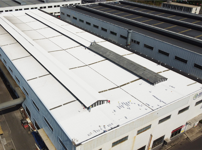 四川合裕鋁業(yè) 2 號鋼結(jié)構(gòu)廠房屋頂防水補(bǔ)漏防腐翻新工程